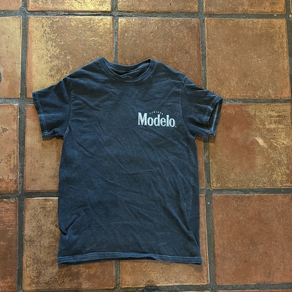 Charcoal gray black modelo beer tshirt - Picture 3 of 4